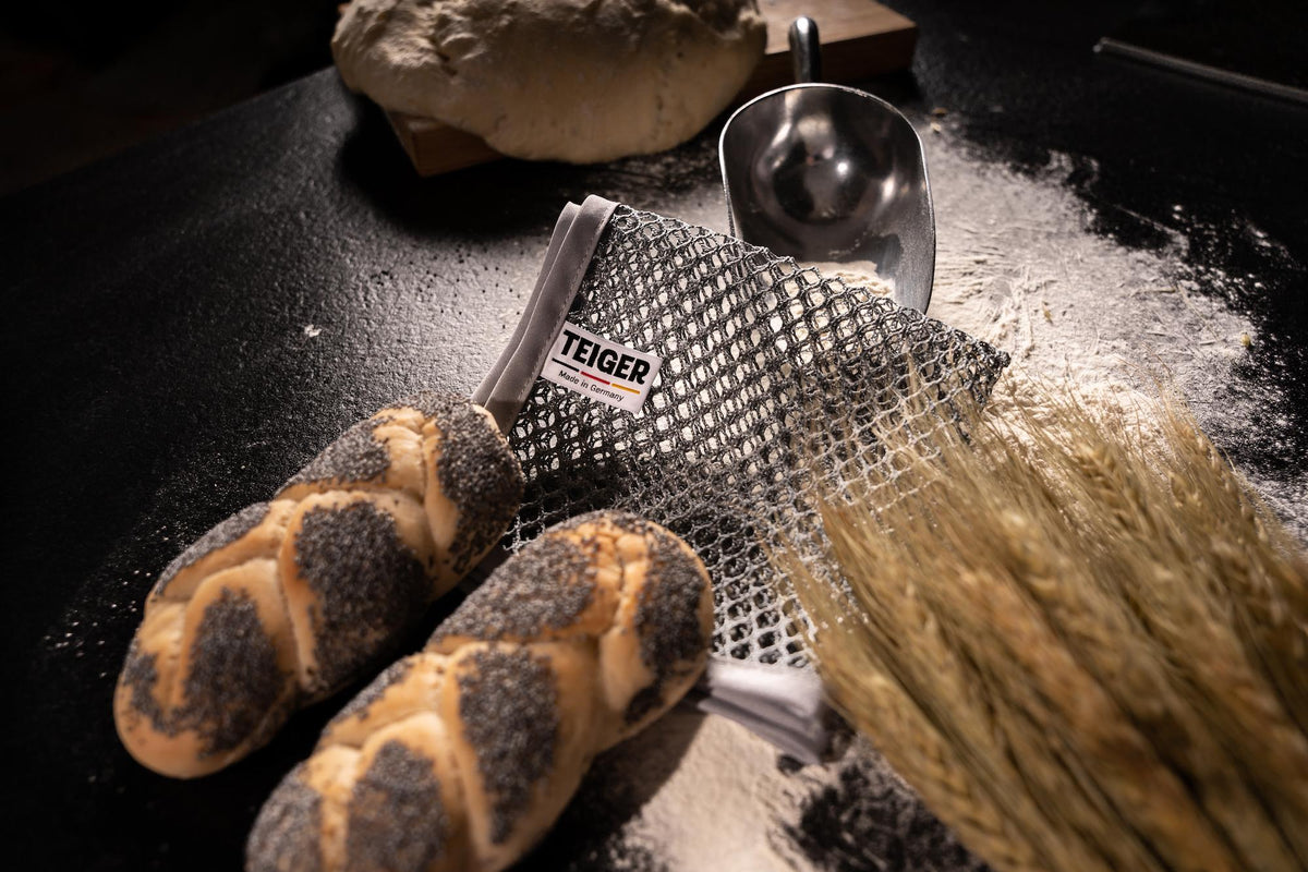 Teiger® Reinigungstuch beim Backen neben frisch gebackenem Brot
